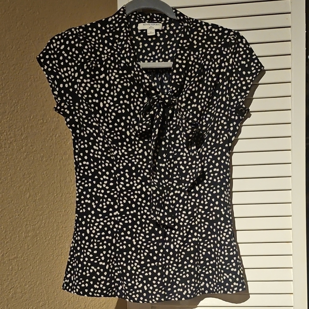 BR Black and White Cap Sleeve Tie Neck Blouse